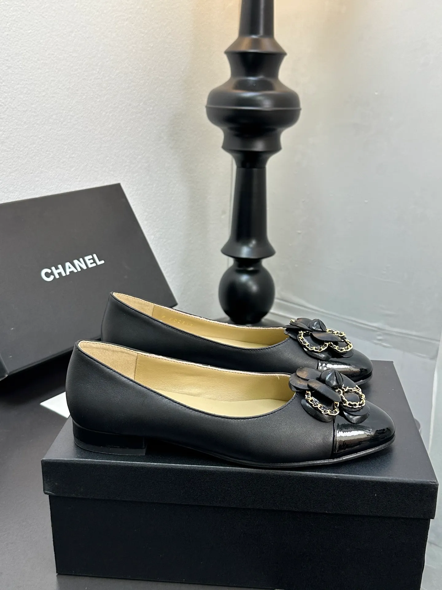 👟👟Ex-factory price 600👟👟 CHANEL｜Chanel Chanel 25C early spring new product Camellia series flat shoes This season’s Camellia series is really beautiful😍 Grandma Xiang’s family has always had the elegant and ladylike temperament, full of high-end sense! It’s very nice on the feet~ Whether worn barefoot or paired with skirts or trousers, it’s very versatile! Incomparably beautiful! Extraordinarily fairy 🧚 Overwhelmingly girly‼ ️ The upper is made of imported lambskin, the lining is made of mixed sheepskin, and the Italian A-grade leather outsole Size: 35-39 (40/41 customized)